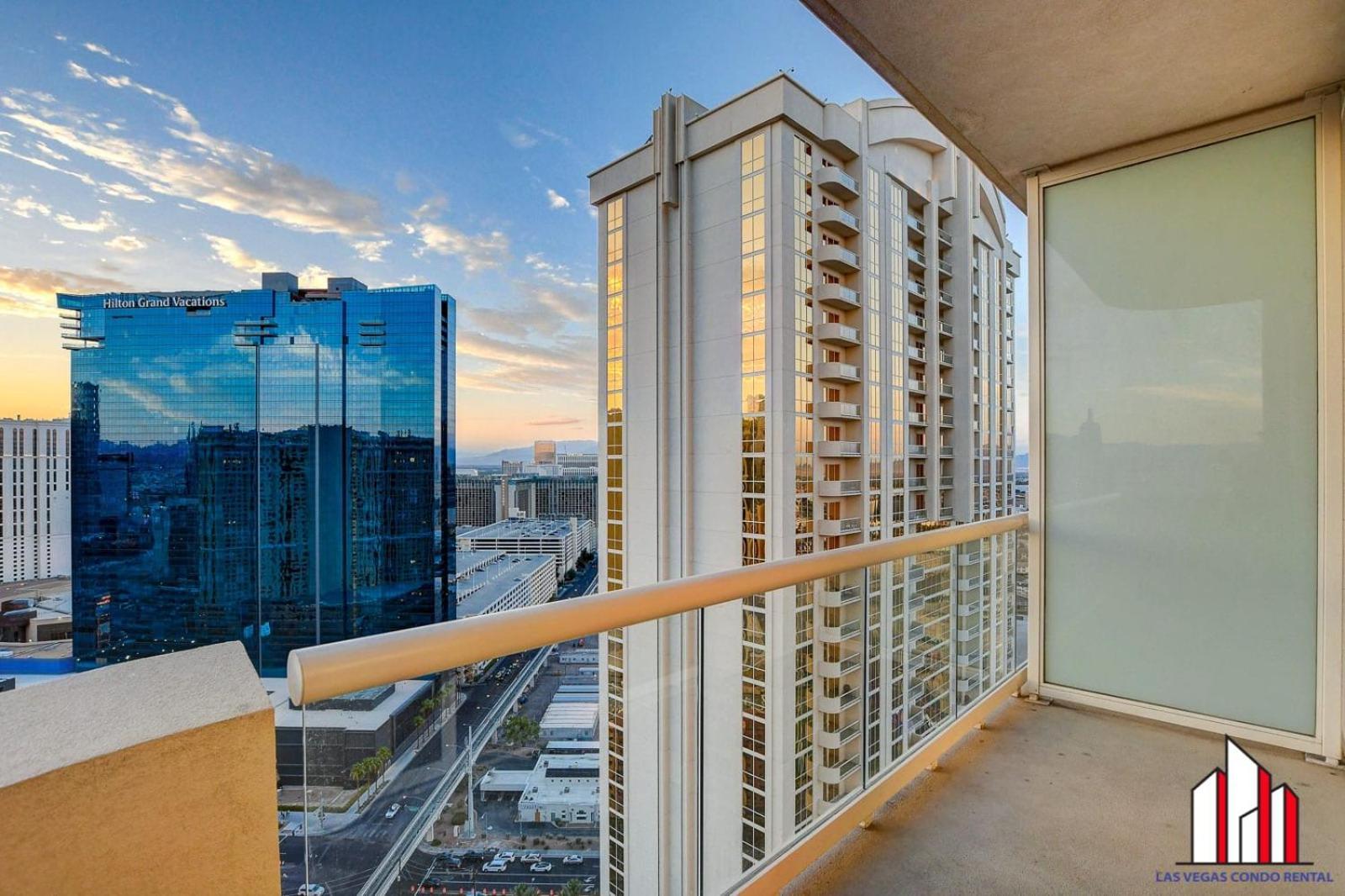 Mgm Signature-30-705 F1 Track & Strip View Balcony Las Vegas Exterior photo
